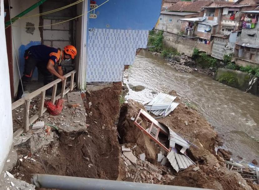 Kondisi lahan yang longsor di tepian Kali Brantas wilayah Jalan Muharto Gang VB, Kelurahan Kotalama, Kecamatan Kedungkandang, Kota Malang. Tidak ada korban jiwa akibat kejadian ini tapi sejumlah rumah warga rusak. 