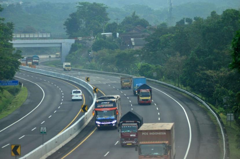 Kondisi lalu lintas dalam tol ruas Semarang- Solo di kawasan Banyunmanik terpantau lancar pada hari pertama berlakunya larangan mudik Lebaran 1442 Hijriyah, Kamis (6/5).