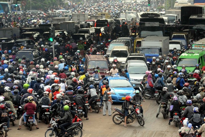 Kondisi lalu lintas di perempatan Cengkareng, Tangerang, Banten, yang hampir tidak bisa bergerak pada Rabu (4/4) pagi. (Republika/Wihdan Hidayat)