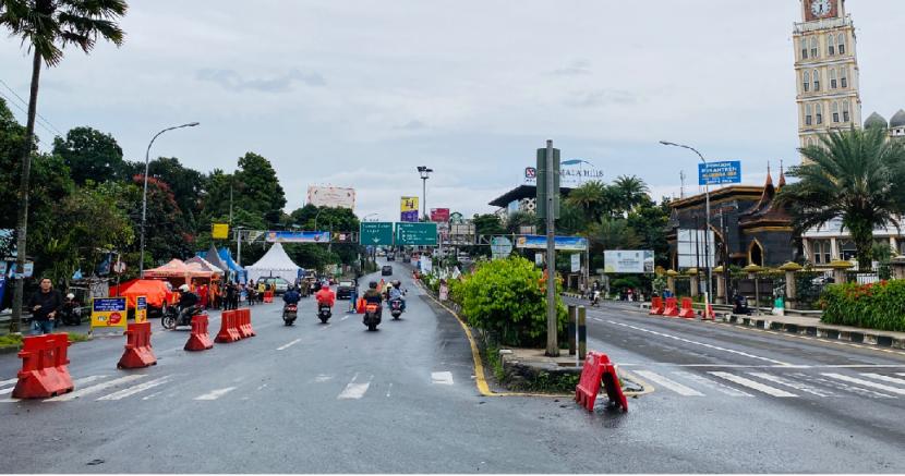 Kondisi lalu lintas jalur Puncak di Simpang Gadog, Kecamatan Megamendung, Kabupaten Bogor, Sabtu (31/12/2022).