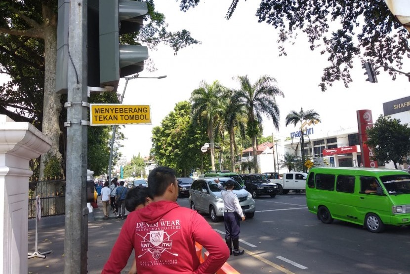 Kondisi lampu penyebrangan di jalur pejalan kaki Istana Bogor Jalan Ir Haji Djuanda, Senin (18/6).