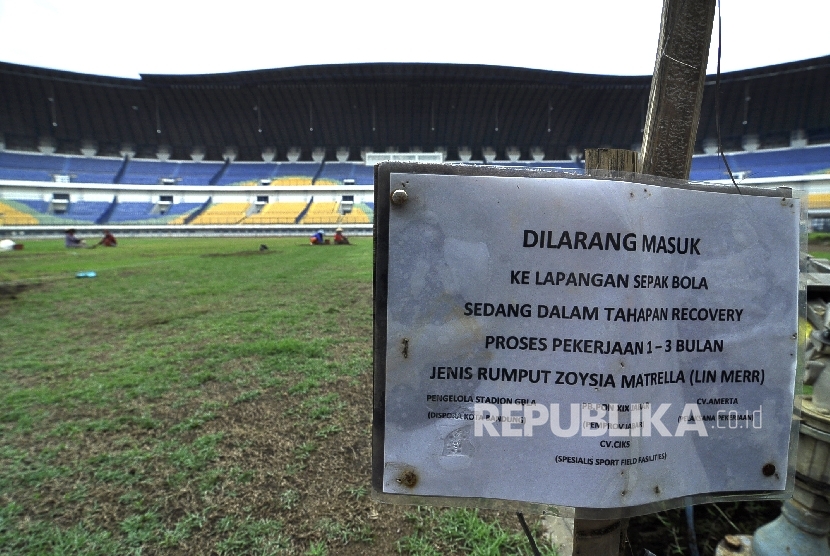  Kondisi lapangan yang masih diperbaiki di Stadion Gelora Lautan Api, Jl Gedebage, Kota Bandung, Senin (28/11). 