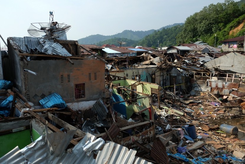 Kondisi lokasi rumah terduga teroris dan juga rumah warga rusak akibat ledakan bom bunuh diri yang dilakukan Solimah istri terduga teroris Husain alias Abu Hamzah, di Kecamatan Sibolga Sambas, Sibolga, Sumatera Utara, Sabtu (16/3/2019).