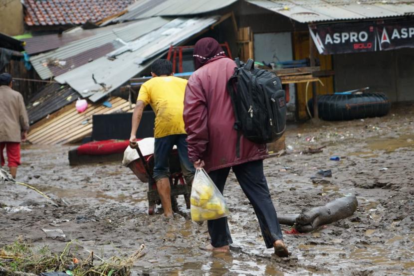 Kondisi lokasi terdampak banjir di daerah Kampung Cimacan, Desa Haurpanggung, Kecamatan Tarogong Kidul, Kabupaten Garut, Sabtu (16/7/2022). 