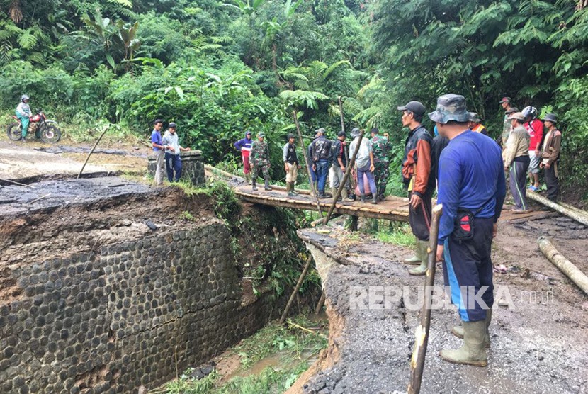 Kondisi longsor dan banjir di Kecamatan Sukamakmur, Kabupaten Bogor yang terjadi Sabtu (7/4) malam