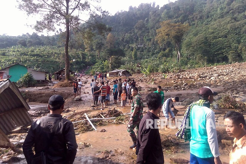 Kondisi longsor dan banjir di Kecamatan Sukamakmur, Kabupaten Bogor yang terjadi Sabtu (7/4) malam