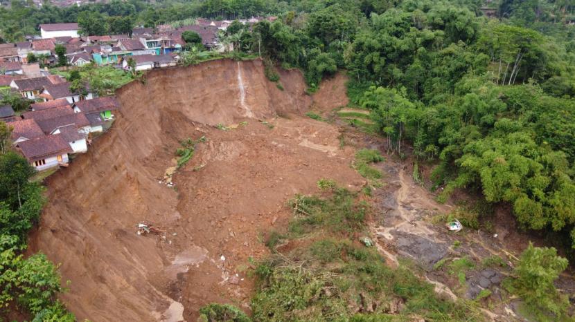 Kondisi longsor di Kampung Cipager, Desa Karyamekar, Kecamatan Cilawu, Kamis (18/2). 