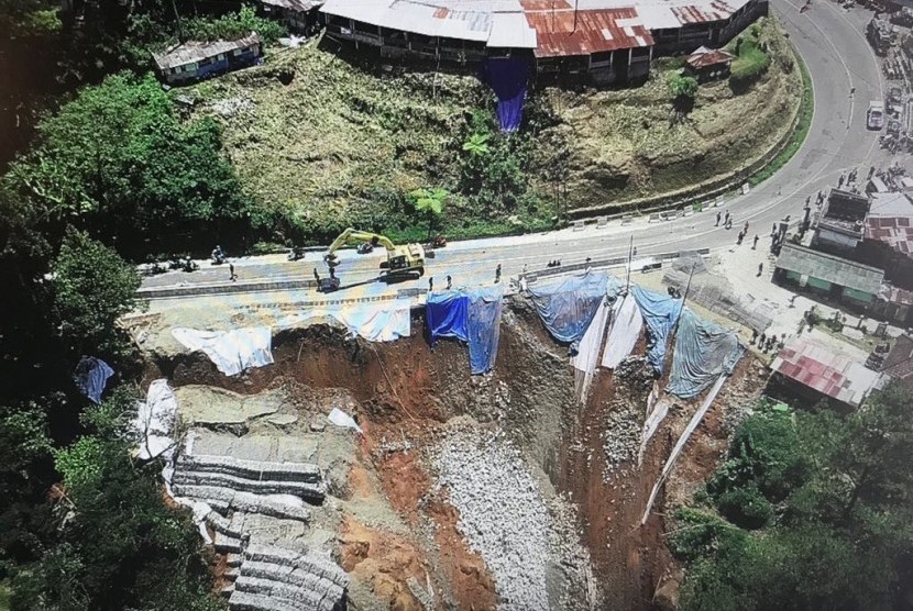 Kondisi longsor di Puncak Pass Cianjur, Kecamatan Cipanas, Kamis (29/3). 