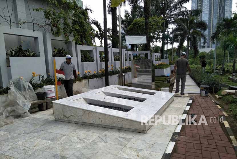 Kondisi makam Fatmawati Soekarno yang sedang diperbaiki di Taman Pemakaman Umum Karet Bivak, Kamis (16/11). 