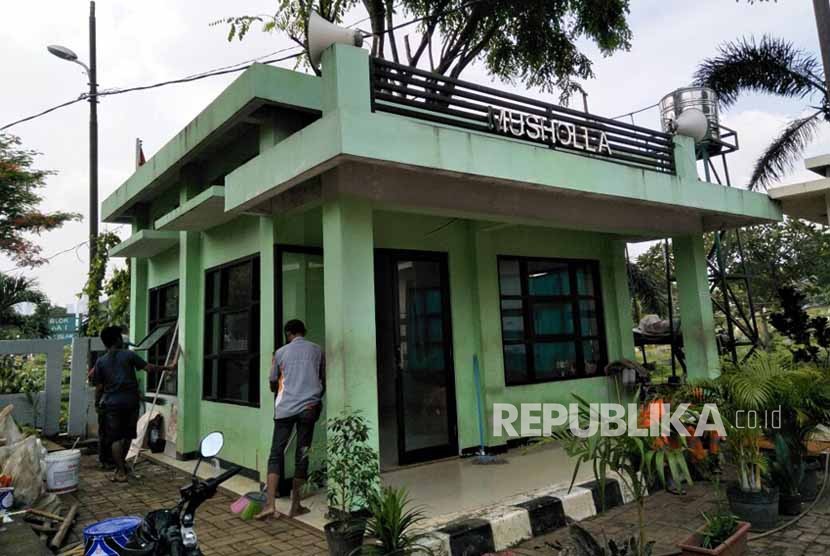 Kondisi makam Fatmawati Soekarno yang sedang diperbaiki di Taman Pemakaman Umum Karet Bivak, Kamis (16/11). 