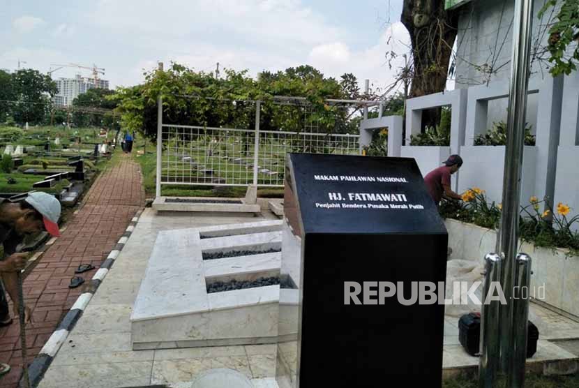 Kondisi makam Fatmawati Soekarno yang sedang diperbaiki di Taman Pemakaman Umum Karet Bivak, Kamis (16/11). 
