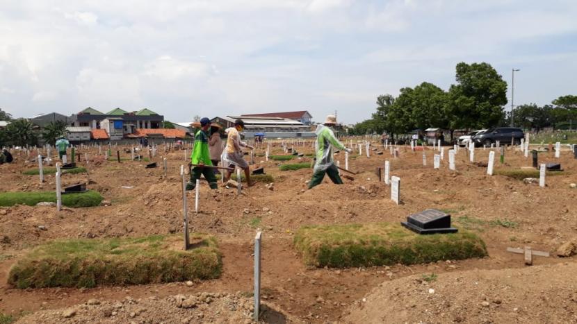 Lahan pemakaman jenazah Covid-19 di TPU Tegal Alur, Jakarta Barat, penuh pada Rabu (7/7). Selanjutnya, pemakaman jenazah Covid-19 dialihkan ke TPU Rorotan, Jakarta Utara. (Ilustrasi TPU Tegal Alur, Jakarta Barat)