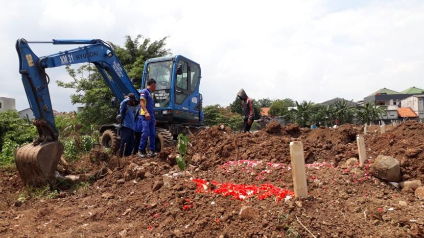 Kondisi makam khusus jenazah Covid-19 di TPU Tegal Alur, Jakarta Barat pada Jumat (4/12). 
