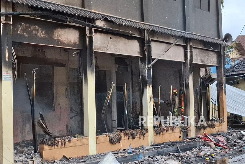 Kondisi Mapolda DIY pasca aksi demo ricuh, Sabtu (30/8/2025).