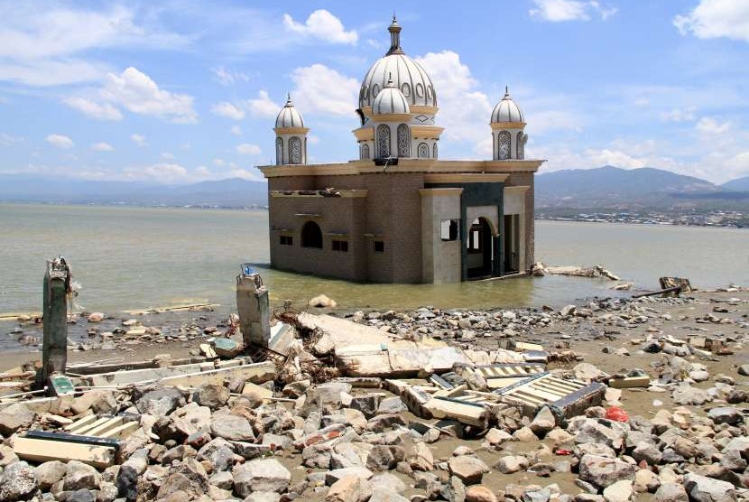 Kondisi masjid Akhram Babul Rahman rusak akibat gempa dan tsunami yang terjadi satu pekan lalu di Palu, Sulawesi Tengah,Jumat (5/10).