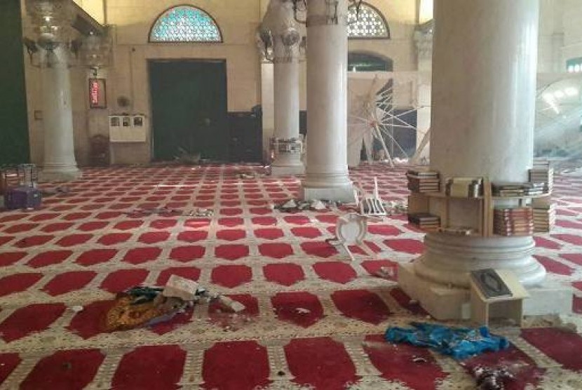 kondisi masjid al aqsa tampak rusak usai penyerangan militer isarel