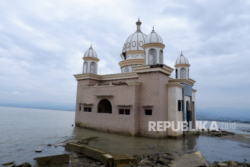 Kondisi Masjid Argam Bab Al Rahman atau masjid terapung di Pantai Talise, Palu pasca diguncang gempa dan diterjang tsunami pada 28 September 2018. 