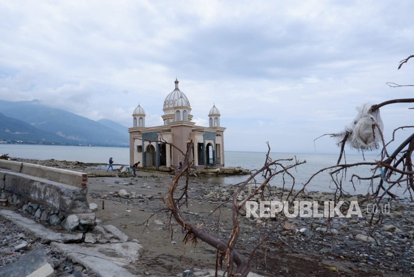 Kondisi Masjid Argam Bab Al Rahman atau masjid terapung di Pantai Talise, Palu pasca diguncang gempa dan diterjang tsunami pada 28 September 2018. Masjid ini juga dikenal dengan masjid kubah tujuh warana, putih, ungu, biro, orange, merah, hijau, kuning.