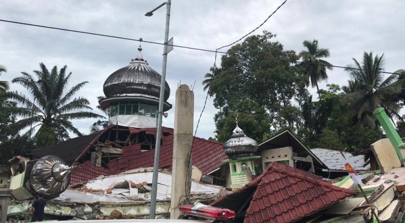 Ini Daftar Rumah Ibadah Yang Rusak Akibat Gempa di Pasaman. Foto:  Kondisi Masjid Raya Kajai, di Kecamatan Talamau, Kabupaten Pasaman Barat, Sabtu (26/2) yang ambruk akibat gempa bumi bermagnitudo 6,2 kemarin, Jumat (25/2) 