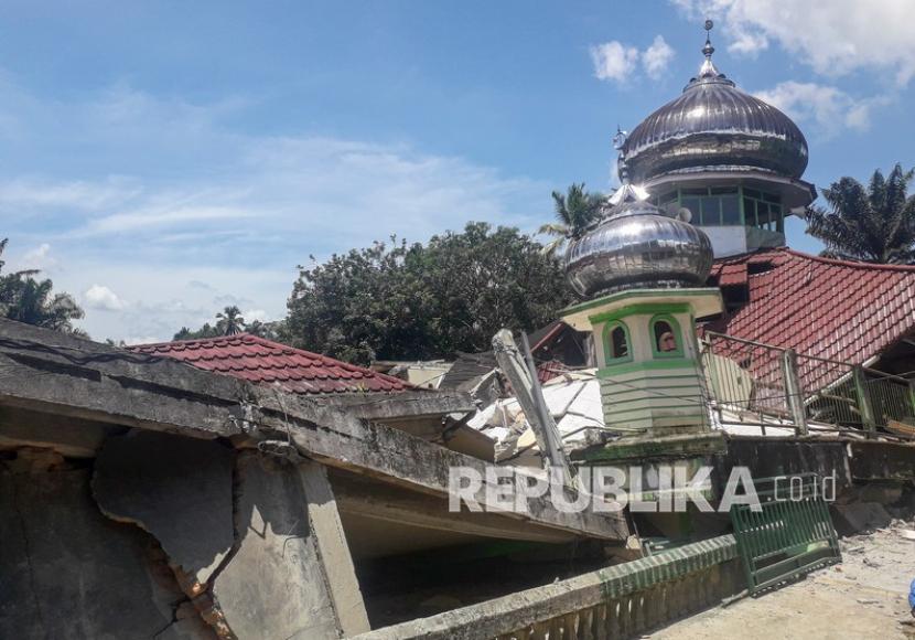 Kondisi Masjid Raya Kajai yang rusak akibat gempa bumi di Kecamatan Talamau, Kabupaten Pasaman Barat, Sumatera Barat, Jumat (25/2/2022). Gempa bumi berkekuatan 6,2 SR mengguncang Kabupaten Pasaman Barat, Sumatera Barat menyebabkan sejumlah bangunan di daerah tersebut rusak. 