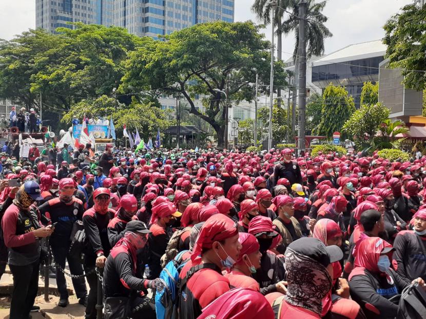 Kondisi massa aksi demonstrasi buruh menuntut kenaikan UMP di kawasan Kepresidenan, Jakarta Pusat, Rabu (8/12/2021).