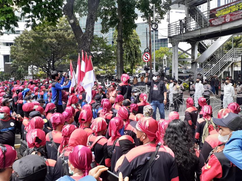 Kondisi massa aksi demonstrasi buruh menuntut kenaikan UMP di kawasan Kepresidenan, Jakarta Pusat, Rabu (8/12/2021). (Ilustrasi)
