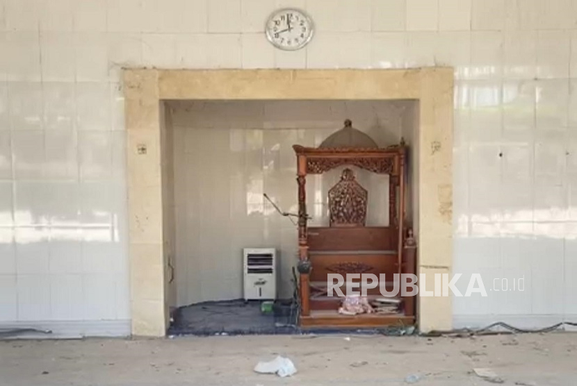 Kondisi mimbar mushala, tempat imam memimpin salat tetap berdiri kokoh, tak tergoyahkan meski bangunan sekitarnya luluh lantak.