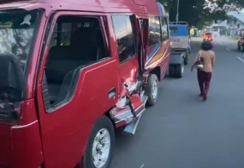 Kondisi minibus Prona yang mengalami kerusakan setelah tertabrak lokomotif kereta wisata di perlintasan sebidang, di Jalan Losari Sawahan, Kelurahan Lodoyong, Kecamatan Ambarawa, Kabupaten Semarang, Ahad (22/5) sore