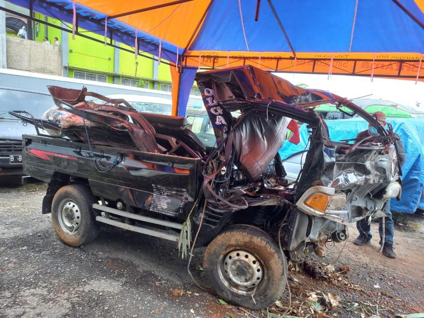 Kondisi mobil pikap yang mengalami kecelakaan diparkirkan di SPBU Nagrak, Jalan Jenderal Sudirman, Kabupaten Ciamis, Selasa (9/8/2022). Polisi masih terus melakukan penyelidikan namun sopir pikap belum bisa diperiksa.