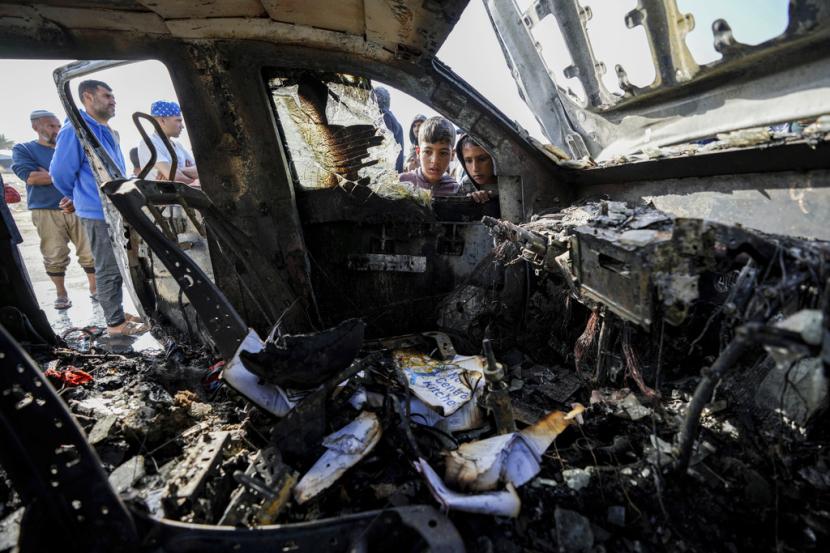 Kondisi mobil yang digunakan pekerja kemanusiaan dari World Central Kitchen yang tewas dalam serangan Israel.