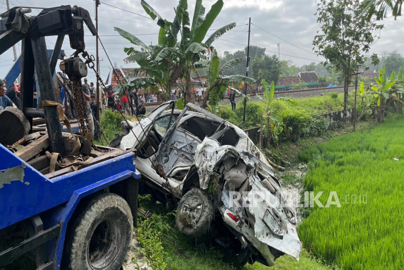 Kondisi mobil yang tertabrak KA Argo Bromo Anggrek di perlintasan sebidang di Desa Sugihan, Desa Tuko, Kecamatan Pulokulon, Kabupaten Grobogan, Jawa Tengah, Jumat (1/5/2026) dini hari. 