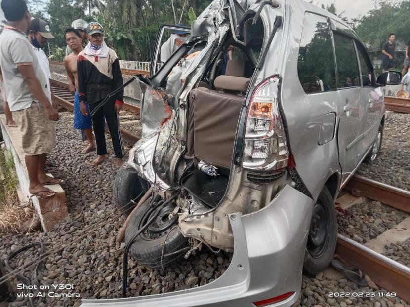 Kondisi mobil yang tertabrak KA Bangunkarta di Banyumas.