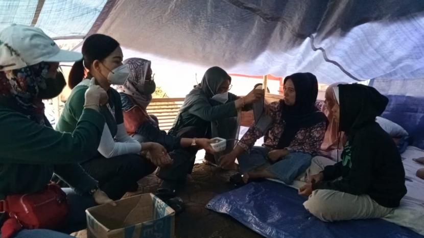 Kondisi pengungsi di Desa Cijedil, Kecamatan Cugenang, Kabupaten Cianjur yang mengalami trauma akibat gempa, Rabu (23/11/2022).