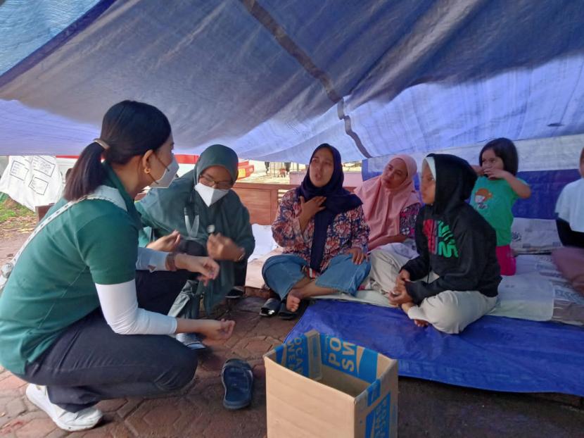 Kondisi pengungsi di Desa Cijedil, Kecamatan Cugenang, Kabupaten Cianjur yang mengalami trauma akibat gempa, Rabu (23/11/2022). Kepala Bapenda Jabar berikan bantuan untuk korban gempa Cianjur sebesar Rp 100 juta.