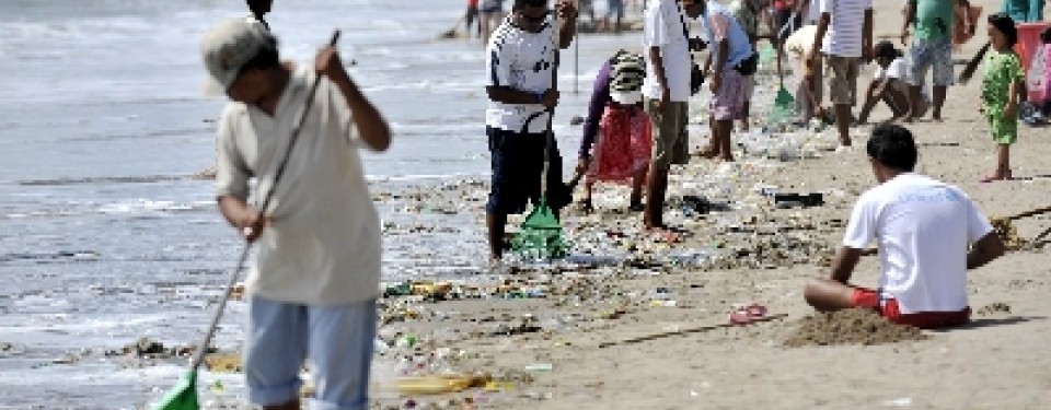 Kondisi pantai Kuta yang penuh sampah, Februari 2011.