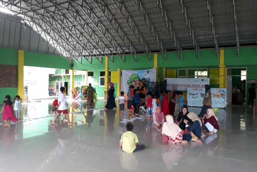 Kondisi para pengungsi korban bencana Lebak Banten di Posko Dompet Dhuafa. Sejumlah relawan membantu pelayanan pemulihan trauma anak-anak korban banjir Lebak. Ilustrasi.