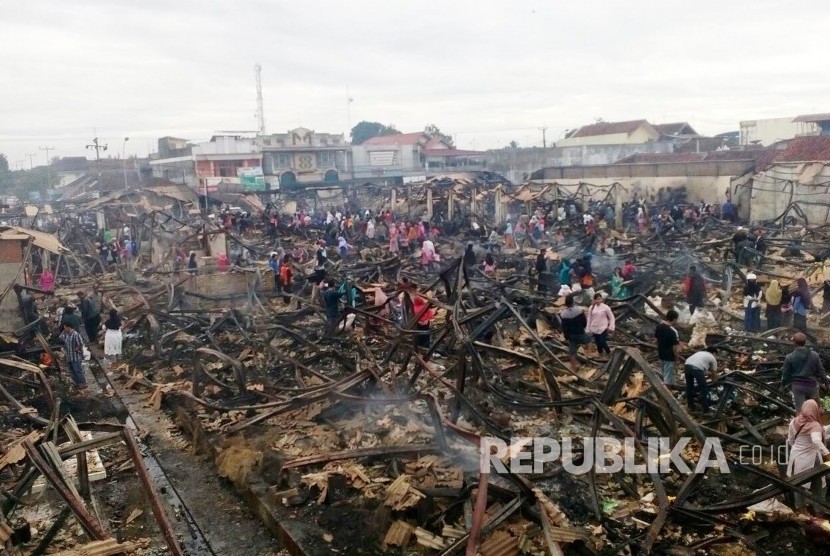 Kondisi Pasar Manonjaya hangus Pasca kebakaran di Desa Manonjaya, Kecamatan Manonjaya, Kabupaten Tasikmalaya, Rabu (15/3) pagi. Sebanyak 432 kios hangus terbakar.