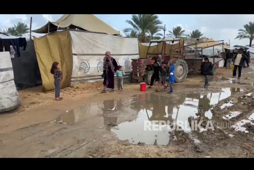 Kondisi pascahujan deras di Deir Balah, Jalur Gaza, Sabtu (15/11/2025). (Muhammad Rabah/Dok Republika)