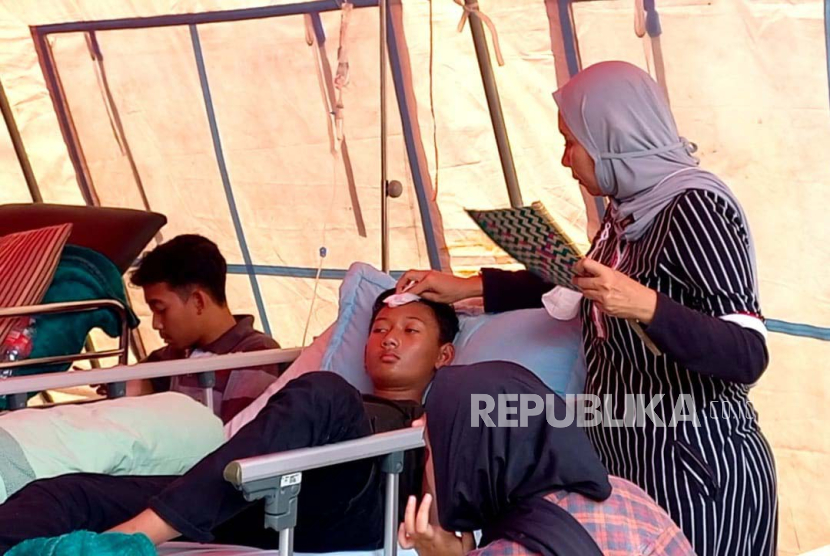 Kondisi pasien RSUD Sumedang yang masih bertahan dirawat di tenda darurat di Jalan Palasari, Kabupaten Sumedang, Senin (1/1/2024). 