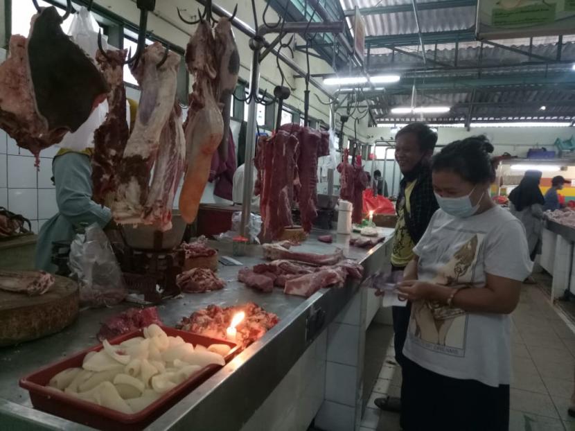 Kondisi pedagang daging sapi di Pasar Puri Indah, Jakarta Barat, Kamis (28/1) yang kembali berjualan setelah melakukan aksi mogok selama tiga hari pada pekan lalu. 