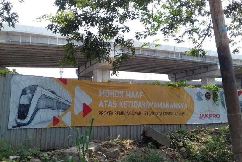 Kondisi pembangunan Depo LRT Kelapa Gading, Jakarta Utara. Senin (13/8). 