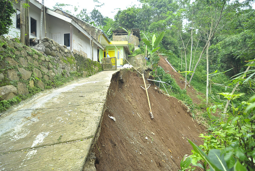 Kondisi pemukiman yang terancam longsor di Desa Nyalindung, Kampung Tonjong, Kecamatan Cipatat, Kabupaten Bandung Barat