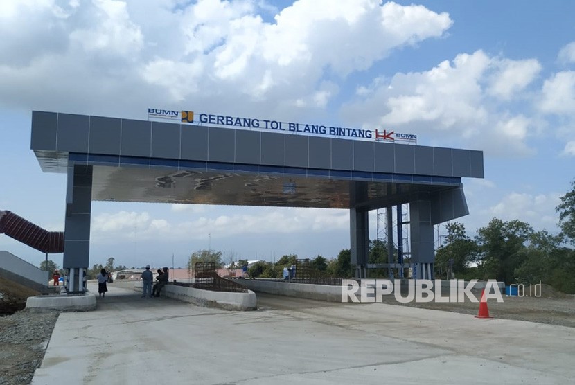  Kondisi pengerjaan proyek pembangunan Jalan Tol Banda Aceh - Sigli pada Jumat (21/2). Proyek ini ditargetkan rampung pada tahun 2021 mendatang. Tol sepanjang 74 kilometer ini merupakan satu dari 27 ruas rangkaian mega proyek Tol Trans Sumatera. 