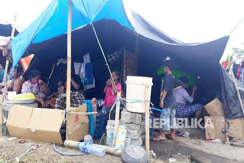 Kondisi pengungsi di Dusun Terengan Tanak Ampar, Desa Pemenang Timur, Kecamatan Pemenang, Kabupaten Lombok Utara, NTB, Senin (13/8).