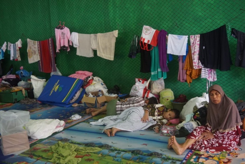 Pengungsi Lebak Gotong-Royong Bangun Mushala. Kondisi pengungsi di Posko pengungsian Banjar Irigasi, Kecamatan Lebak Gedong, Kabupaten Lebak, Banten. 