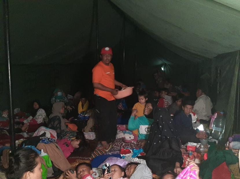 Kondisi pengungsi korban gempa di Kampung Puncak Manis, Desa Sukajaya, Kecamatan Cugenang, Kabupaten Cianjur. 