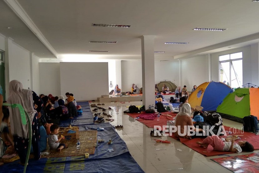   Kondisi pengungsi para pencari suaka di dalam gedung, tidur dengan beralaskan karpet, Selasa (16/7/2019).