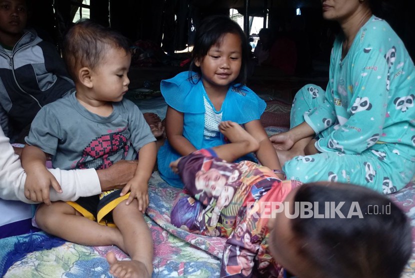 Kondisi pengungsian korban terdampak gempa Lebak, Banten, di Desa Malasari, Kecamatan Nanggung, Kabupaten Bogor, Rabu (24/12) sore. 