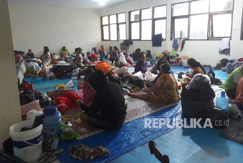 Kondisi pengungsian di Kampung Cijagra, Desa Bojongsoang, Kabupaten Bandung, Senin (26/2). Banjir di Kabupaten Bandung merendam tiga Kecamatan Bojongsoang, Baleendah dan Dayeuhkolot.