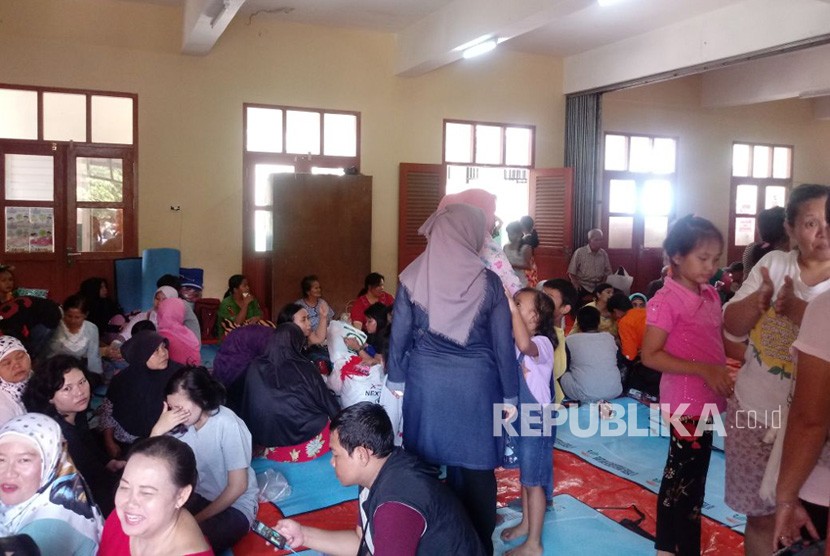 Kondisi pengungsian korban kebakaran Kelurahan Gudang, Bogor Tengah di SD Negeri 01 dan 02 Empang, Bogor, Selasa (26/12). Sebanyak 76 kepala keluarga atau 271 jiwa terkena dampak dari kebakaran yang terjadi pada Senin (25/12) ini. 